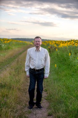 Çiçek tarlasında bir adam