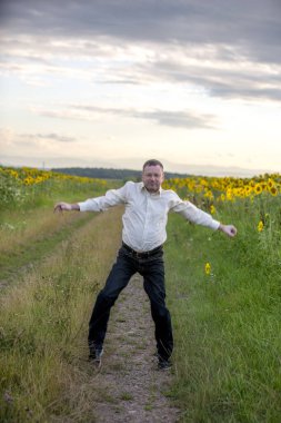 Çiçek tarlasında bir adam