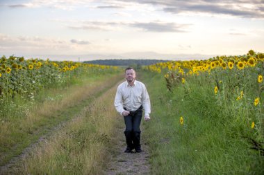 Çiçek tarlasında bir adam