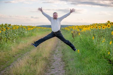 Çiçek tarlasında bir adam