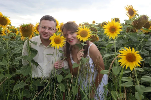 Çiçek tarlasında romantik bir çift