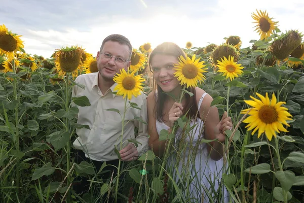 Çiçek tarlasında romantik bir çift