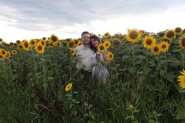 Çiçek tarlasında romantik bir çift