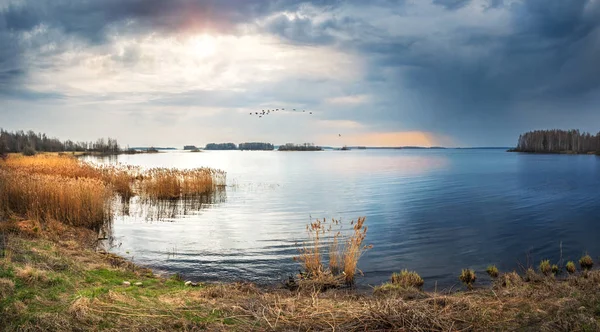 Grand Lac Dans Ville Vyshny Volochek Par Une Journée Nuageuse — Photo