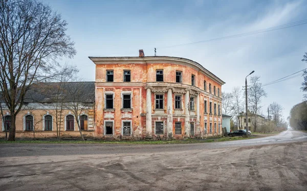 Zchátralou Budovu City Panství Městě Vyshny Volochyok Oblačno Jarní Den — Stock fotografie