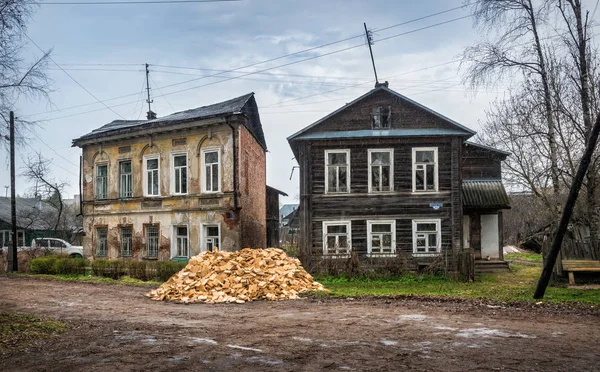 Due Vecchie Case Legno Mucchio Legna Ardere Nella Città Vyshny — Foto Stock