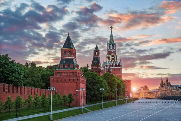Spasskaya Dalšími Věžemi Moskevského Kremlu Večerní Obloze Letní Večer — Stock fotografie