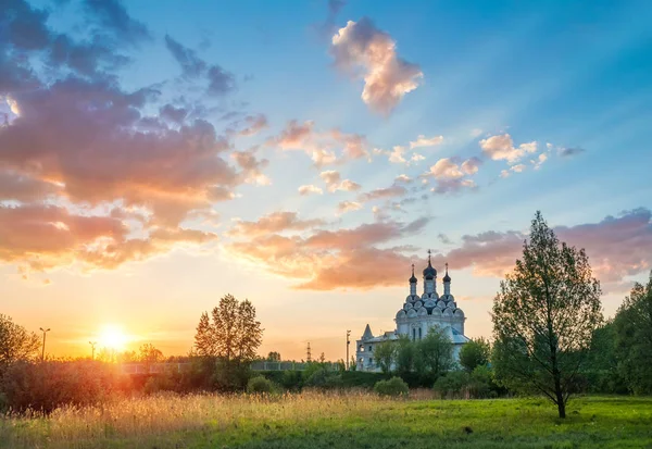 Vackra Färger Våren Solnedgången Taininskoye Och Bebådelsen Kyrkan Stranden Floden — Stockfoto