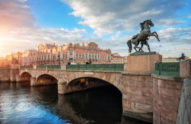 Anichkov Bridge St Petersburg heykeller atlar ve güneşli yaz sabahı. Köprü üzerinde yazıt: gemilerin geçiş yasaktır.