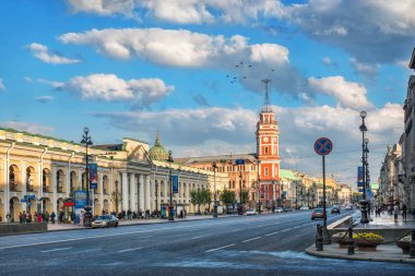 Nevsky Prospekt ve St. Petersburg şehir Duma erken yaz sabahları kırmızı bina bulutlar ile mavi gökyüzü altında