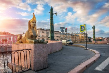 Güneşli bir akşam St. Petersburg Fontanka Nehri geçip Mısır köprüde Sfenks heykeli