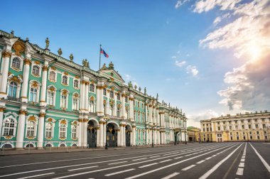 Kış Sarayı'nda St. Petersburg güneşli bir yaz sabahı Palace Square