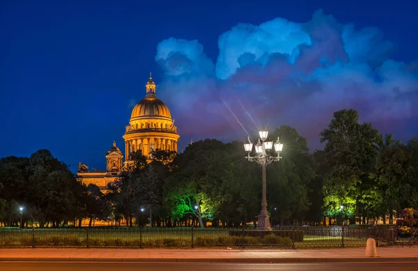 聖イサアク大聖堂 ランタン サンクトペテルブルクの夏の夜にはイルミネーションで青い空に白い雲 — ストック写真