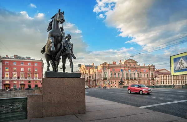 太陽に照らされた宮殿の背景に サンクトペテルブルクに Anichkov 橋の上 Klodt の馬の彫刻 — ストック写真