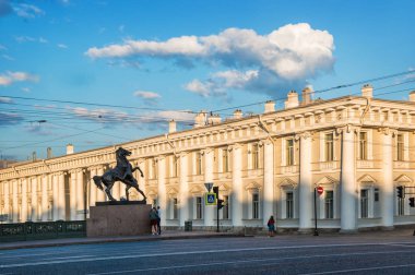 Heykeller güneşli bir çerçevede St Petersburg Anichkov köprüde atların bina