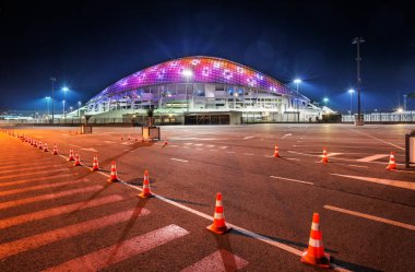 Sochi bir karanlık gece ve fenerler kırmızı ışıktan Olympic Park Stadyumu Fisht