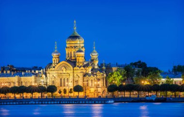 Gece aydınlatma kıyısında St Petersburg Neva yaz mavi gece kilisede varsayım