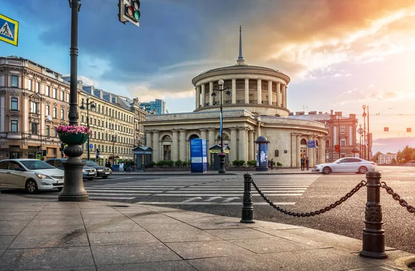 Круглое Здание Метро Площадь Восстания Санкт Петербурге Летом Солнечным Утром — стоковое фото