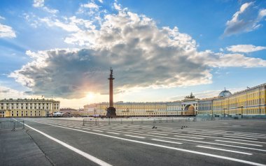 St. Petersburg Palace Square ve güneşli bir yaz sabahı mavi gökyüzünde büyük bir bulut Alexander sütunu