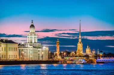 Beyaz gece Neva St. Petersburg ve Kunstkamera, Peter ve Paul Fortress ve Rostral sütun üzerinde pembe bir gökyüzü ile