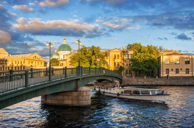 Izmaylovskiy katedral kubbe ve zevk Krasnoarmeysky köprünün altında yelken St. Petersburg Fontanka Nehri geçip bir yaz güneşli akşamı gemi