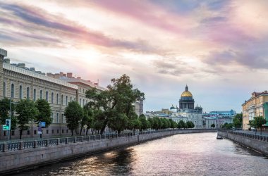 Renkli şafak gök kubbe St. Isaac, yukarıda Katedrali ve Yusupov nehir yaz St Petersburg'ı