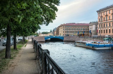 Bir bulutlu yaz sabahı Yusupov Nehri St Petersburg köprü mavi