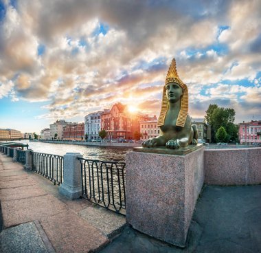 Fontanka Nehri, St. Petersburg ve batan güneşin ışınları bulutlarda Mısır köprüde Sfenks heykeli