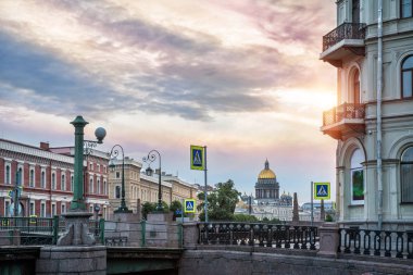 Renkli şafak gök kubbe St. Isaac's Katedrali ve bir yaz sabahı Yusupov, St. Petersburg Krasnoflotsky köprüden fenerler yukarıda
