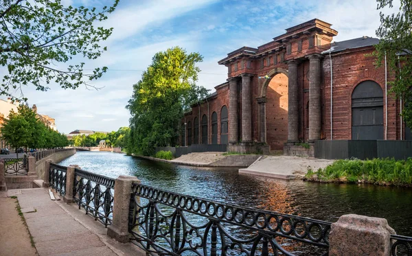 Bågen Tegel Byggnad Nya Holland Petersburg Stranden Floden Moika Solig — Stockfoto