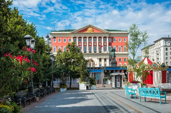 Bouw Van Regering Van Moskou Tverskaya Street Een Gezellige Bloem — Stockfoto