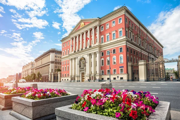 Bâtiment Gouvernement Moscou Sur Rue Tverskaya Des Fleurs Colorées Sur — Photo