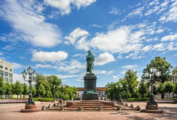Denkmal Für Puschkin Auf Dem Puschkinplatz Moskau Und Laternen Einem — Stockfoto