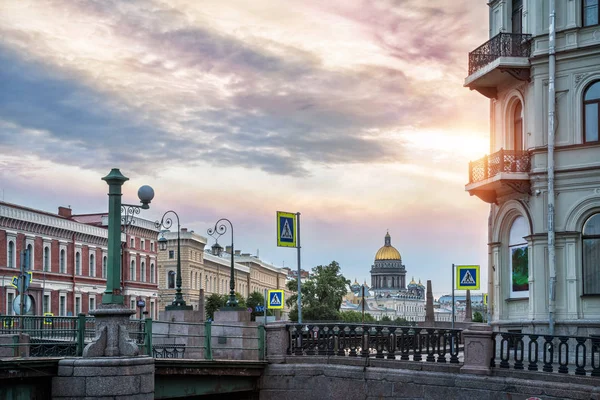 대성당의 상트에서 아침에 Moika Krasnoflotsky 다리의 다채로운 — 스톡 사진