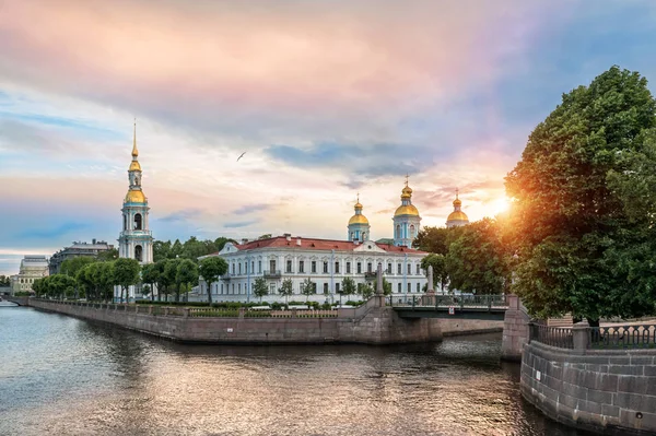 在圣彼得堡的 Kryukov 运河路堤上 在圣尼古拉斯大教堂上空五彩缤纷的天空黎明时分的海鸥 — 图库照片
