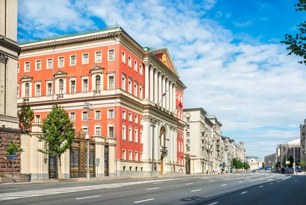 Rode Gebouw Van Moskou Stadhuis Tverskaya Street Een Zonnige Zomerochtend — Stockfoto