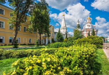 Lavra Sergiev Posad ve güneşli bir yaz Smolenskaya kilise altın-sarı çiçek