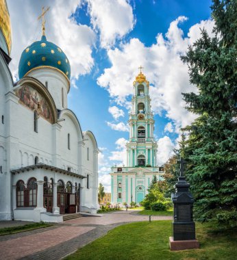 Sergiev Posad ve güneşli bir yaz soldaki varsayım katedral kubbe Lavra çan kulesinde