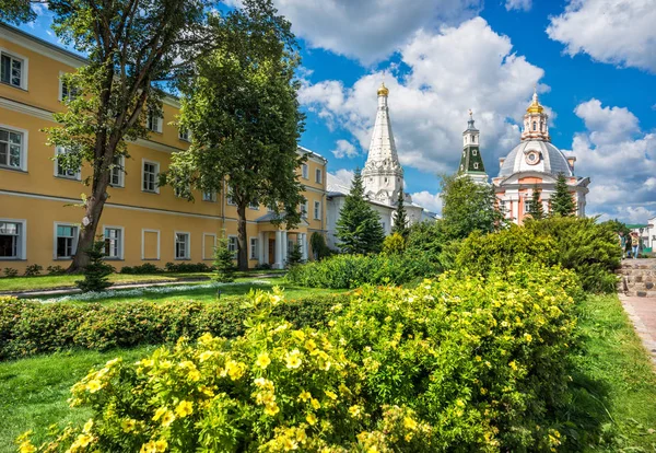 Guldgula Blommor Lavra Sergiev Posad Och Smolenskaya Kyrkan Solig Sommardag — Stockfoto