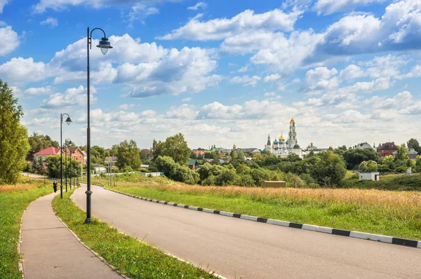 Zobacz Lavra Siergijew Posad Pola Lato Słoneczny Dzień Błękitne Niebo — Zdjęcie stockowe