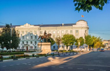 Mikhail Tversky anıt bir güneşli yaz akşam Sovetskaya Meydanı Tver'sırtında