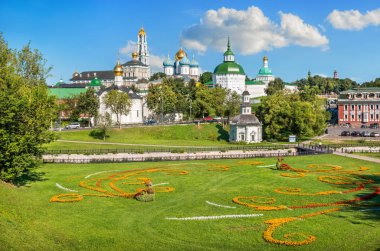 Sergiev Posad Lavra güneşli bir yaz klasik görünüm gözlem güverte