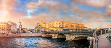 Fontanka Nehri, St. Petersburg ve gün batımı yaz güneş ışınlarının Simeon kilisede Belinsky köprüden