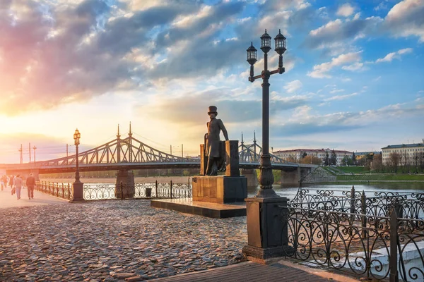 春の暖かい日当たりの良い夜にヴォルガ川の堤防でトヴェリにプーシキンの詩人の記念碑 — ストック写真