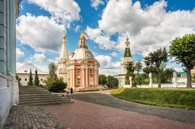 Sergiev Posad Lavra Smolenskaya kilisede güneşli bir yaz ve bulutlar gökyüzünde