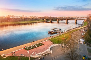 Tver, Volga Nehri ve yükseklik bir bahar güneşli akşam Novovolzhsky köprüsünden şehir görünümünü