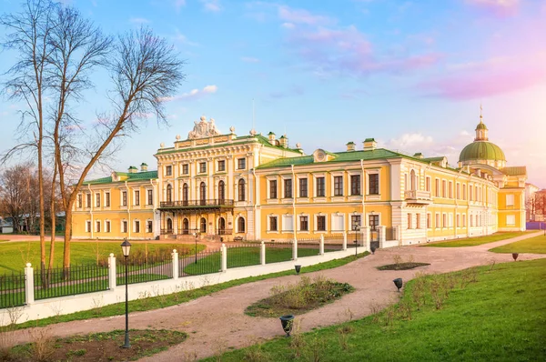 Tver Putevoy Palace Promieniach Zachodzącego Słońca Wiosny — Zdjęcie stockowe