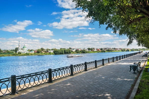 Nave Naviga Lungo Fiume Volga Tver Una Soleggiata Giornata Estiva — Foto Stock