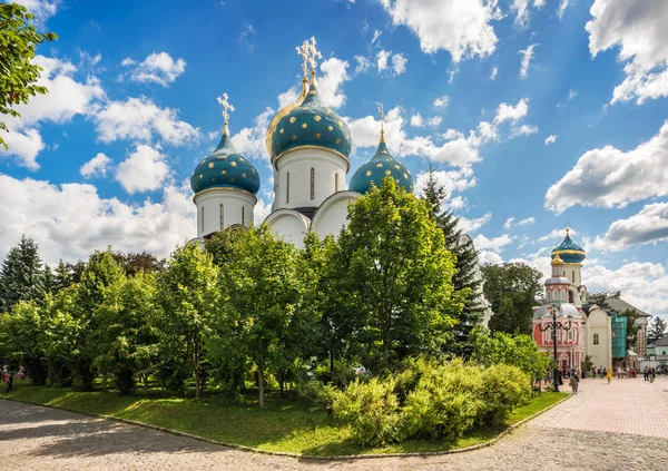 假设的大教堂与蓝色圆顶在亚历山大涅夫斯基在修道院沙德还在一个夏天晴朗的天 — 图库照片