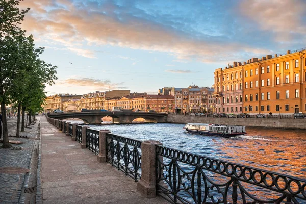 Fritidsbåtar Floden Fontanka Petersburg Och Belinskij Bron Fjärran Solig Kväll — Stockfoto